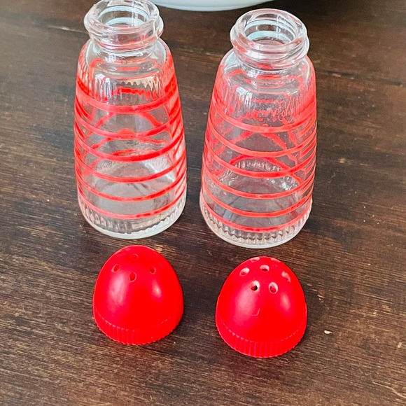 SOLD Vintage Retro Red Stripe Salt & Pepper Shakers❤️🧂 - Picture 4 of 9